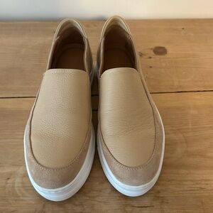 M. Gemi dressy loafers in leather and suede details.